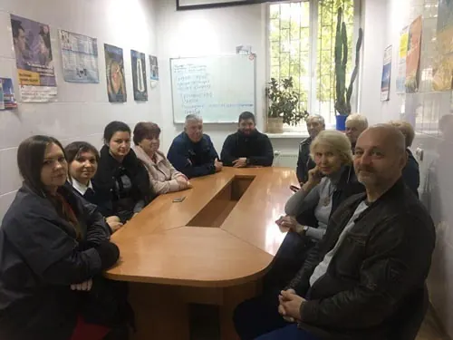 Консультація з пацієнтом і родиною за столом