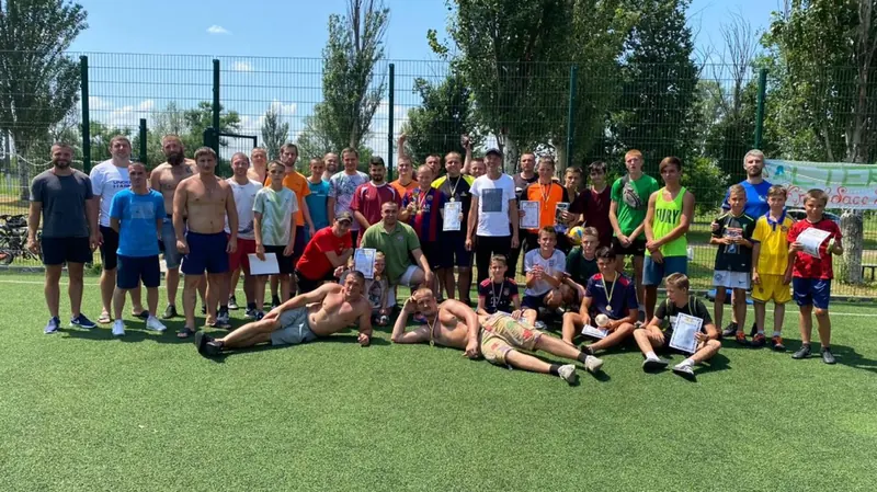 Учасники програми на футбольному полі після гри
