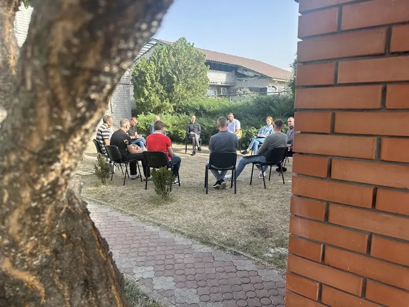 Групова зустріч на свіжому повітрі у дворі центру