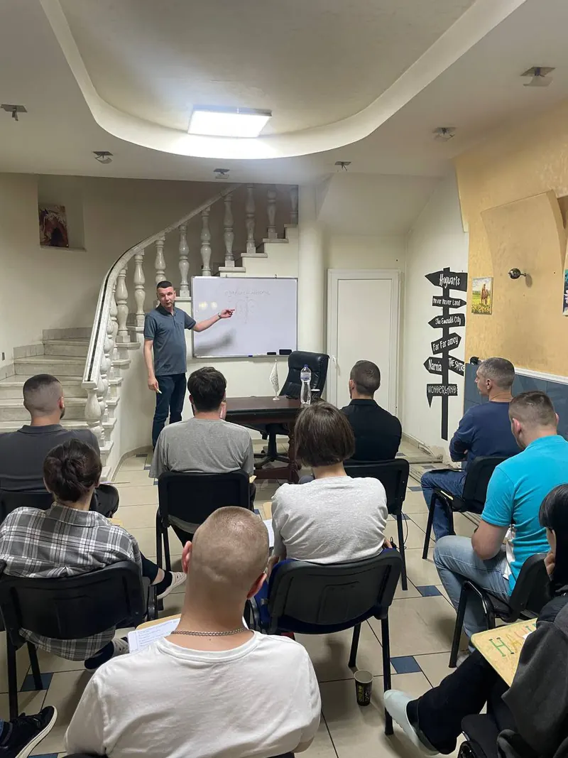 Консультант пояснює схему на дошці під час групового заняття
