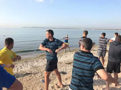 Ранкова зарядка на березі моря