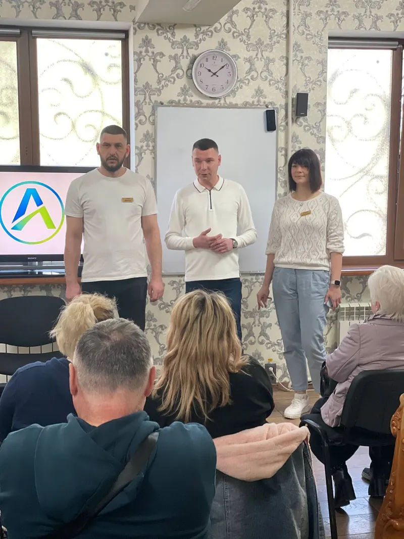 Учасники програми ресоціалізації на спільній поїздці